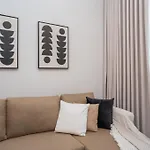 Chic 1Br In Mesk 1 With Serene Balcony Views By Vibel