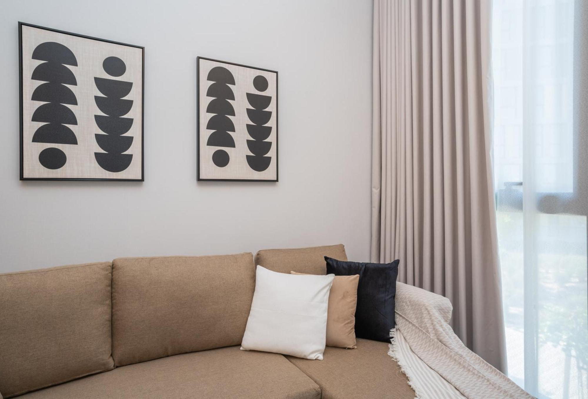 Chic 1br In Mesk 1 With Serene Balcony Views By Vibel *